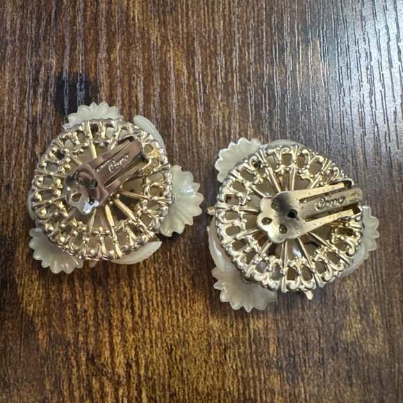 Vintage Signed CORO Gold Tone White Flower Leaf Spin Clip on Earrings Rhinestone - Picture 3 of 3
